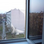 W Piastowie dziecko wypadło z okna
