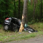 Dwa wypadki. Auto owinięte wokół drzewa