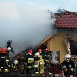 Wielki wybuch i pożar w Łomiankach. Nie żyje 20-letnia kobieta [DUŻO ZDJĘĆ]