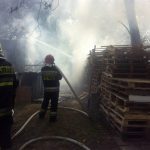 Piastów: pożar składowiska palet w samym centrum miasta