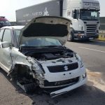 O krok od tragedii na autostradzie: w samochodzie wystrzeliła opona, kierowca uderzył w ekran akustyczny