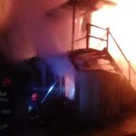 Groźny pożar w centrum Żyrardowa. Drewniane komórki płonęły jak pochodnie