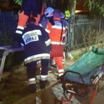 Bolesny wypadek w Łomiankach: przechodził przez płot i na nim zawisł [FOTO]