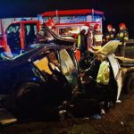 Wypadek w Błoniu: 27-letni kierowca bmw wypadł z trasy i wylądował w rowie. Strażacy musieli „wycinać” go z auta [FOTO]