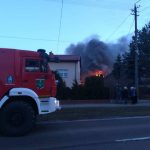 Pożar w Lesznie. Płonął drewniany budynek i stos opon