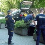 Strażnicy założyli kierowcy bmw blokadę za złe parkowanie. Obywatel Ukrainy rozbił ją młotkiem i chciał odholować auto