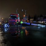Wypadek w Błoniu: Tir wjechał w stację benzynową. Ewakuacja mieszkańców