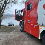Zima zaatakowała! Zderzenia na krajowej „siódemce”, w Białutach i Łomiankach. Auto wędkarza stoczyło się do rzeki