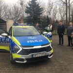 Nowy radiowóz dla policjantów z Leszna i Kampinosu. „Podwyższy bezpieczeństwo mieszkańców oraz korzystnie wpłynie na ekologię” [FOTO]