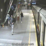 Próbował wepchnąć dwie osoby pod nadjeżdżający pociąg. Rozpoznajesz tego mężczyznę? Poinformuj policję! [FOTO, WIDEO]